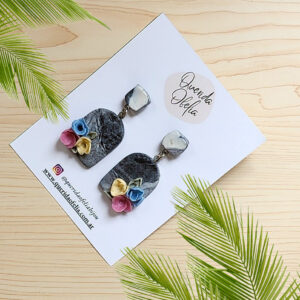 Aros de bijouterie hechos a mano en porcelana fría con diseño de mármol y flores detalladas Aros de bijouterie hechos a mano en porcelana fría con diseño de mármol y flores detalladas