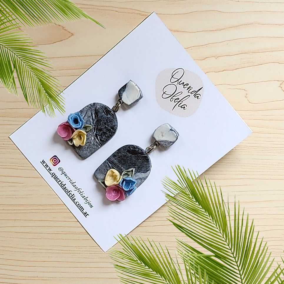 Aros Artesanales para Mujer con Flores – Bijouterie Femenina Aros de bijouterie hechos a mano en porcelana fría con diseño de mármol y flores detalladas Aros de bijouterie hechos a mano en porcelana fría con diseño de mármol y flores detalladas