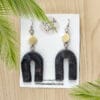 Aros hechos a mano en porcelana fría con dijes imitación mármol negro y amarillo, accesorios exclusivos para mujeres con actitud.
