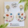 Aros redondos de porcelana fría blancos con pintitas de colores – Bijouterie exclusiva hecha a mano