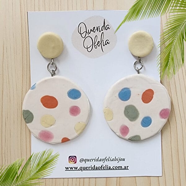 Aros redondos de porcelana fría blancos con pintitas de colores – Bijouterie exclusiva hecha a mano