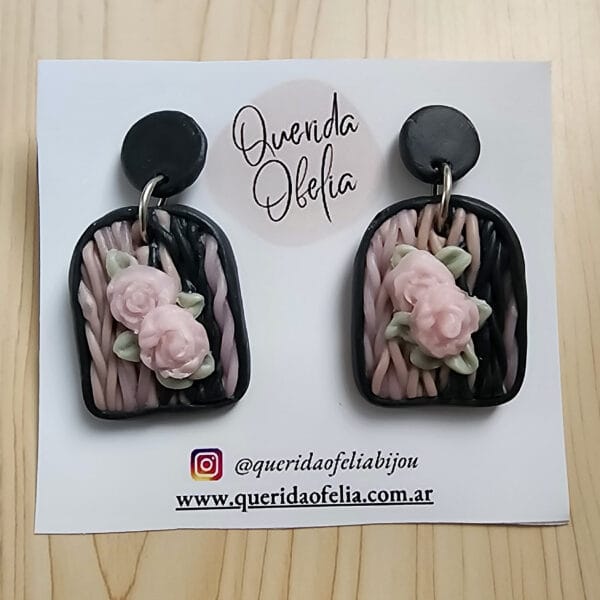 Bijouterie exclusiva: aros románticos con rosas en porcelana fría y acero quirúrgico hipoalergénico, accesorios para mujeres con estilo