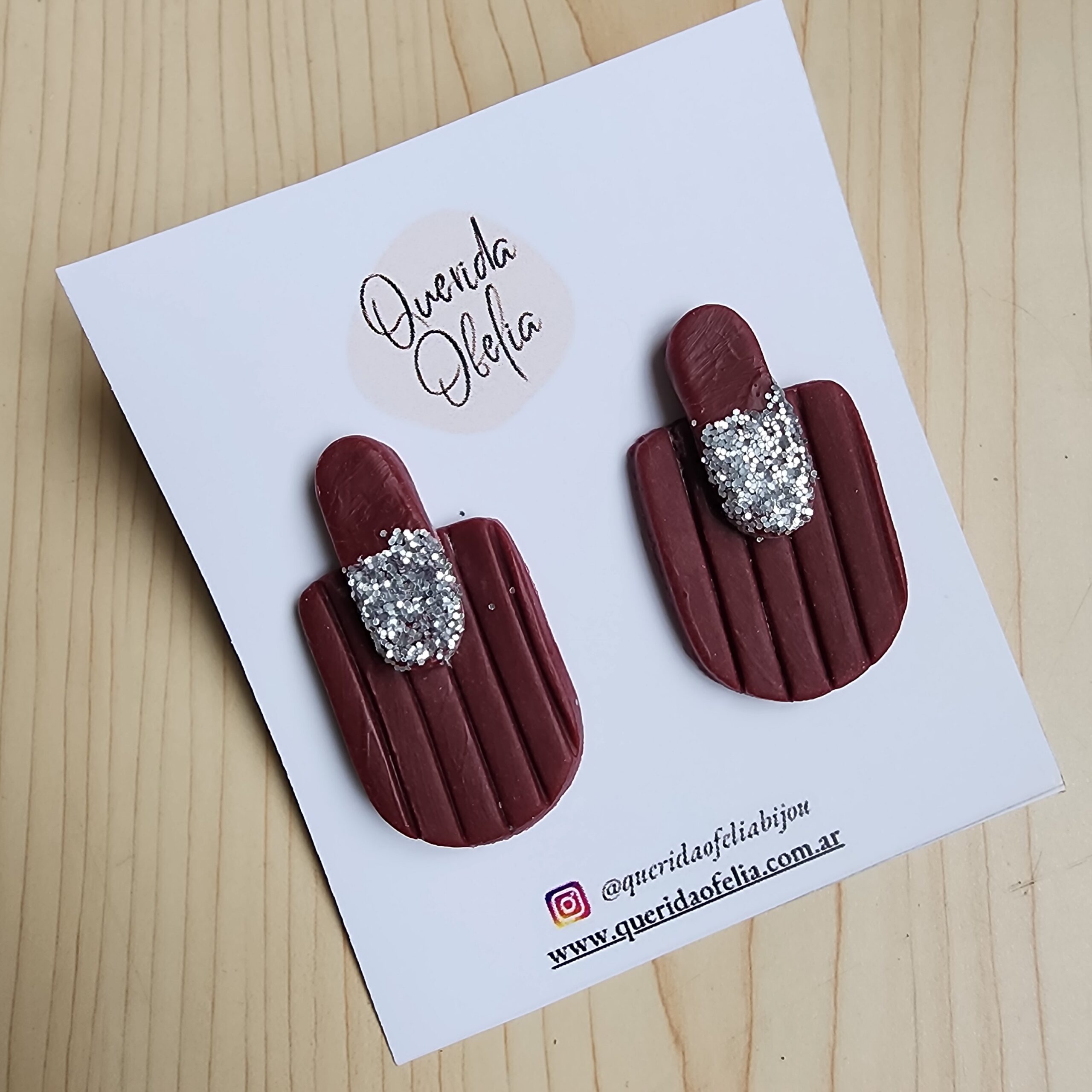 Aros Artesanales de Acero Quirúrgico con Brillo Plateado Aros Glam – Bijouterie Hecha a Mano con Brillo y Actitud