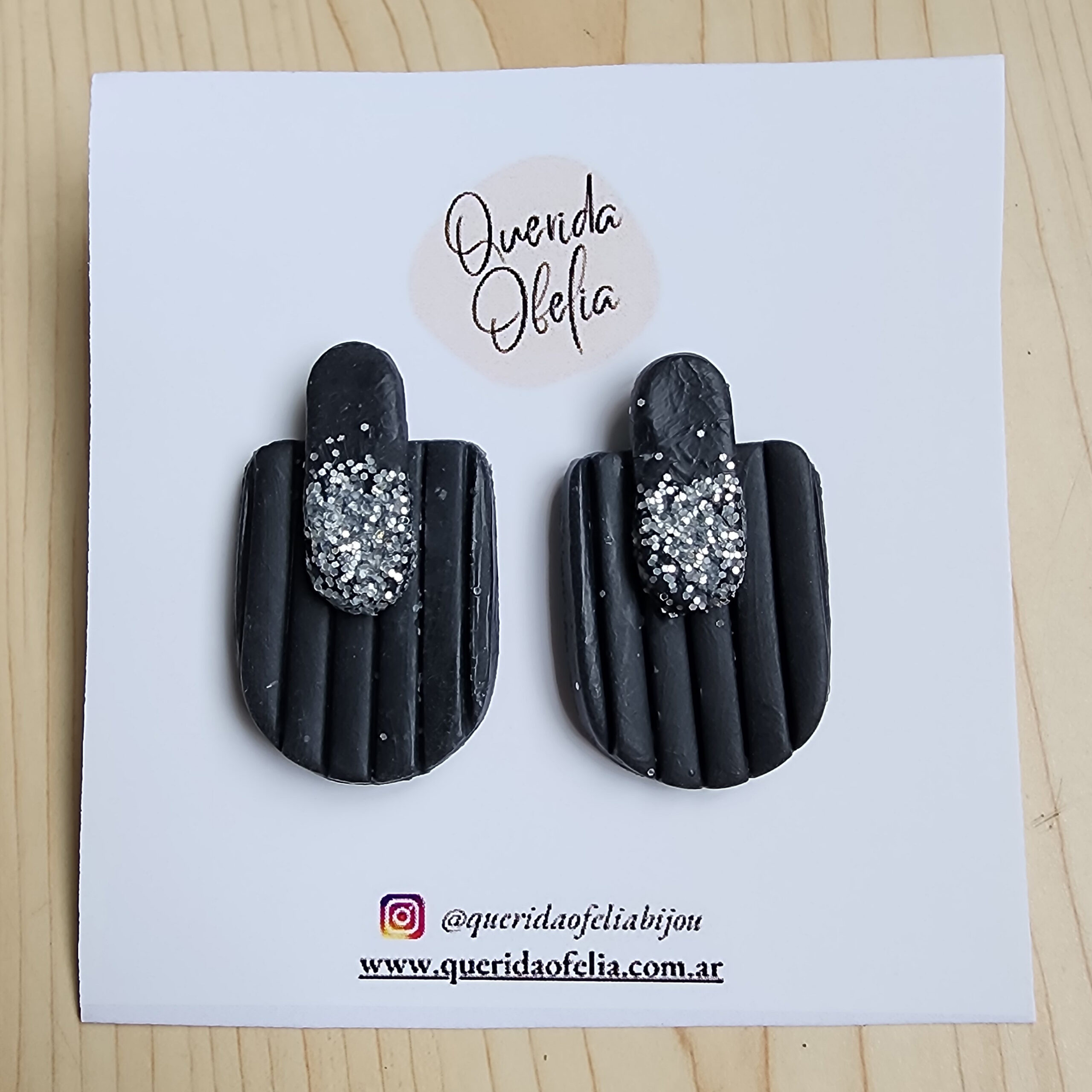 Aros Artesanales de Acero Quirúrgico con Brillo Plateado Aros negros de porcelana fría con glitter plateado, bijouterie artesanal hecha a mano para mujer, exclusivo y hipoalergénico
