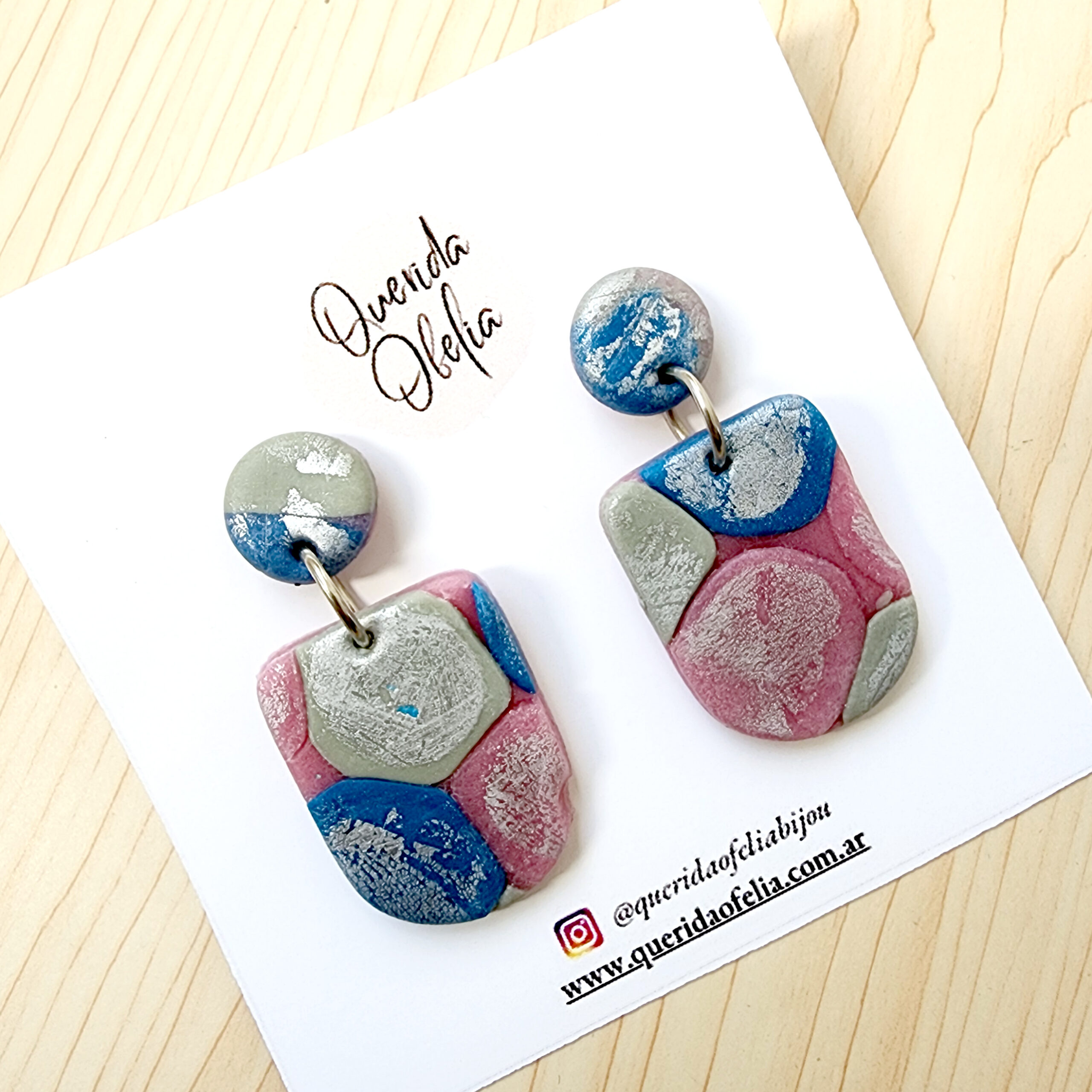 Aros Hipoalergénicos Artesanales Fractal en Acero Quirúrgico Aros de bijouterie hechos a mano con porcelana fría, diseño abstracto en tonos rosa, azul y gris, con base de acero quirúrgico hipoalergénico.