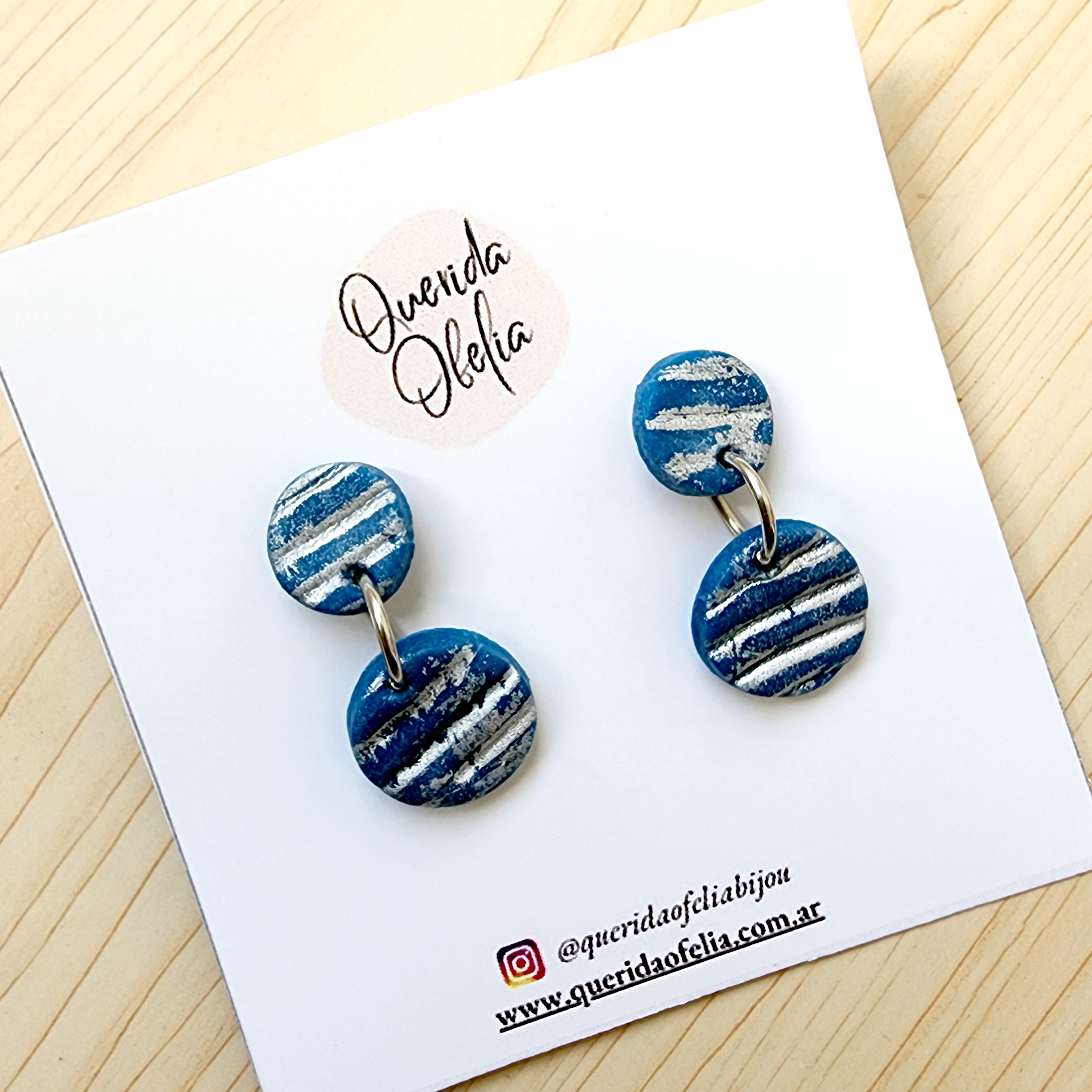 Aros de Porcelana Fría Hipoalergénicos “Moneditas” Aros colgantes tipo moneditas en azul con efecto metalizado gastado plateado, hechos a mano de porcelana fría con postes de acero quirúrgico hipoalergénico.