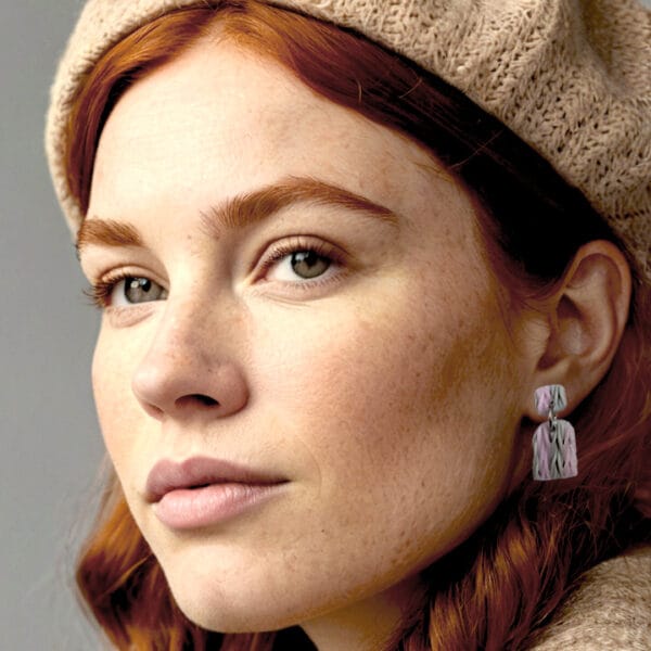 Aros de bijouterie exclusivos hechos a mano con efecto tejido bitono, base de acero quirúrgico hipoalergénico, accesorio para mujeres.