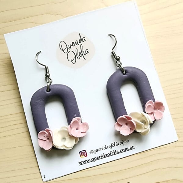 Aros hechos a mano de acero quirúrgico hipoalergénico con diseño rectangular y tres flores de porcelana fría, ideales para mujeres que buscan bijouterie exclusiva.