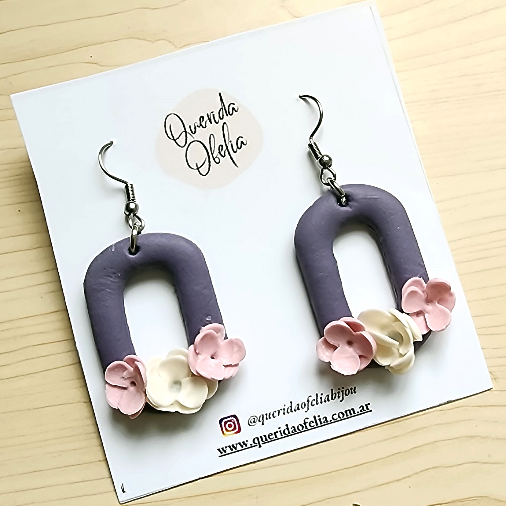 Aros Rectangulares Artesanales Hipoalergénicos Aros hechos a mano de acero quirúrgico hipoalergénico con diseño rectangular y tres flores de porcelana fría, ideales para mujeres que buscan bijouterie exclusiva.