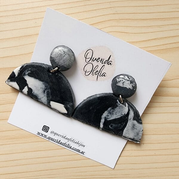 Aros semi-circulares marmolados de acero quirúrgico hipoalergénicos hechos a mano