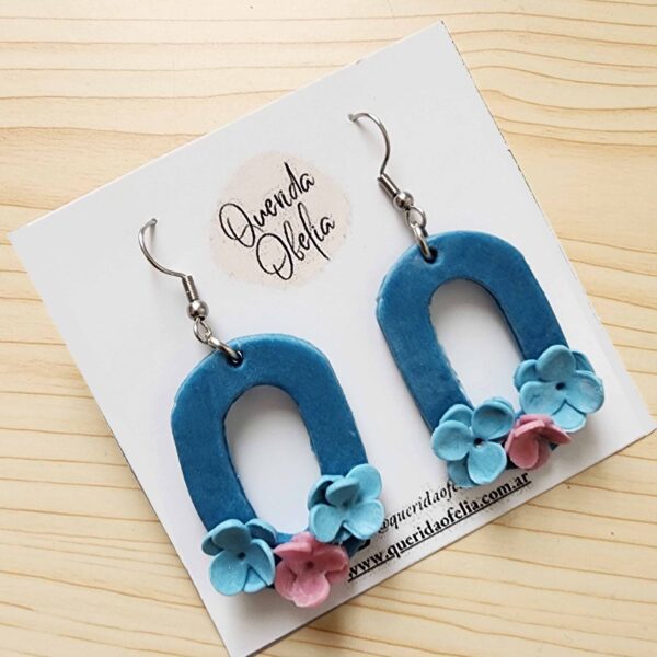 Aros hechos a mano de acero quirúrgico hipoalergénico con diseño rectangular y tres flores de porcelana fría, ideales para mujeres que buscan bijouterie exclusiva.