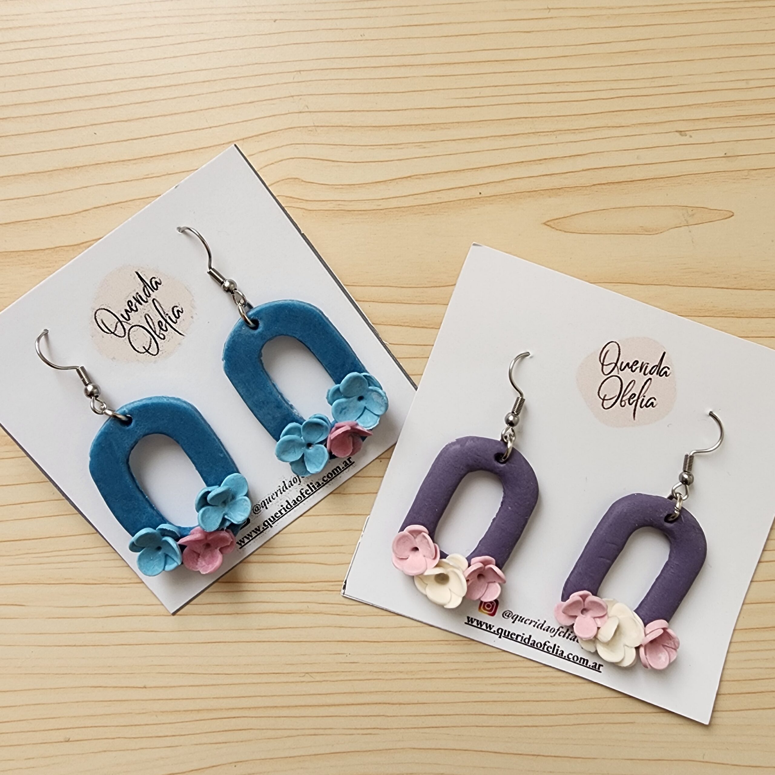 Aros Rectangulares Artesanales Hipoalergénicos Aros hechos a mano de acero quirúrgico hipoalergénico con diseño rectangular y tres flores de porcelana fría, ideales para mujeres que buscan bijouterie exclusiva.