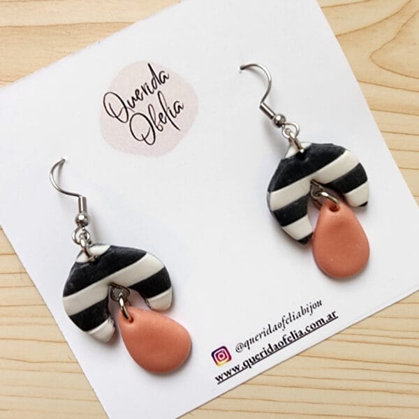 Par de aros colgantes de bijouterie hechos a mano con acero quirúrgico hipoalergénico, diseño a rayas y gota lisa de porcelana fría, ideales para mujeres que buscan accesorios exclusivos y diferenciadores.