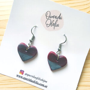 Par de aros de bijouterie en forma de corazón, hechos a mano con combinación plateada y efecto tornasolado, con base de acero quirúrgico hipoalergénico. Ideales para mujeres que buscan accesorios exclusivos y un regalo especial.