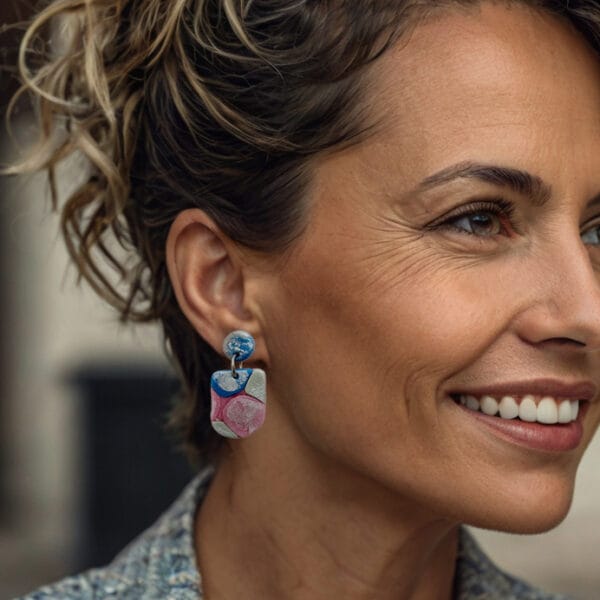 Aros de bijouterie hechos a mano con porcelana fría, diseño abstracto en tonos rosa, azul y gris, con base de acero quirúrgico hipoalergénico.