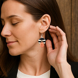 Par de aros colgantes de bijouterie hechos a mano con acero quirúrgico hipoalergénico, diseño a rayas y gota lisa de porcelana fría, ideales para mujeres que buscan accesorios exclusivos y diferenciadores.