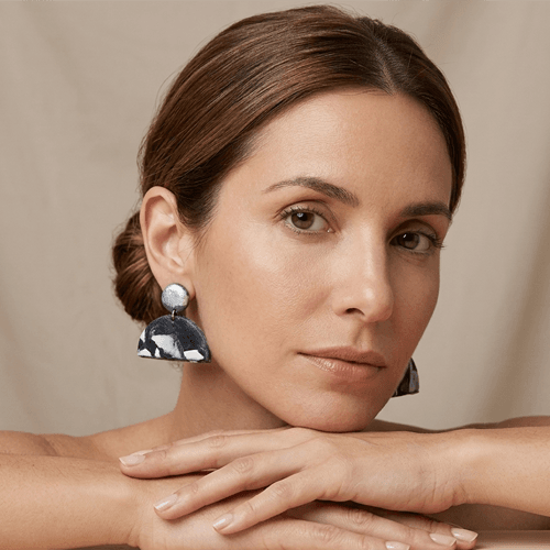 Aros semi-circulares marmolados de acero quirúrgico hipoalergénicos hechos a mano