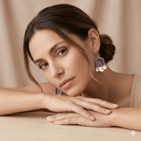 Aros hechos a mano de acero quirúrgico hipoalergénico con diseño rectangular y tres flores de porcelana fría, ideales para mujeres que buscan bijouterie exclusiva.