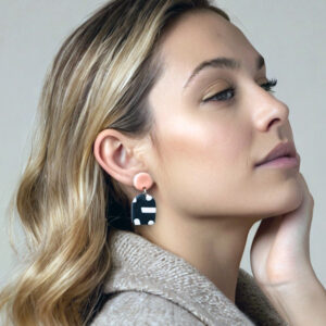 Aros negros, blancos y coral de porcelana fría con herrajes de acero quirúrgico hipoalergénico. Bijouterie artesanal y exclusiva para mujeres.