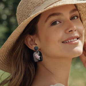 Bijouterie exclusiva: aros románticos con rosas en porcelana fría y acero quirúrgico hipoalergénico, accesorios para mujeres con estilo