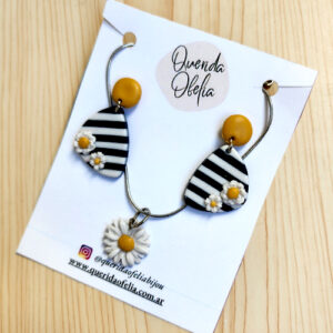 Set de aros y collar a rayas y flores. Bijouterie artesanal en porcelana fría. Accesorio de acero quirúrgico hipoalergénico para mujeres.