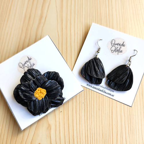 Cómo elegir accesorios que no pasen de moda Set de aros y anillo de bijouterie hecho a mano en porcelana fría y acero quirúrgico hipoalergénico para mujeres con actitud