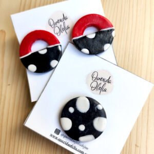 Set de aros y anillo a lunares. Bijouterie artesanal en porcelana fría. Accesorio de acero quirúrgico hipoalergénico para mujeres.