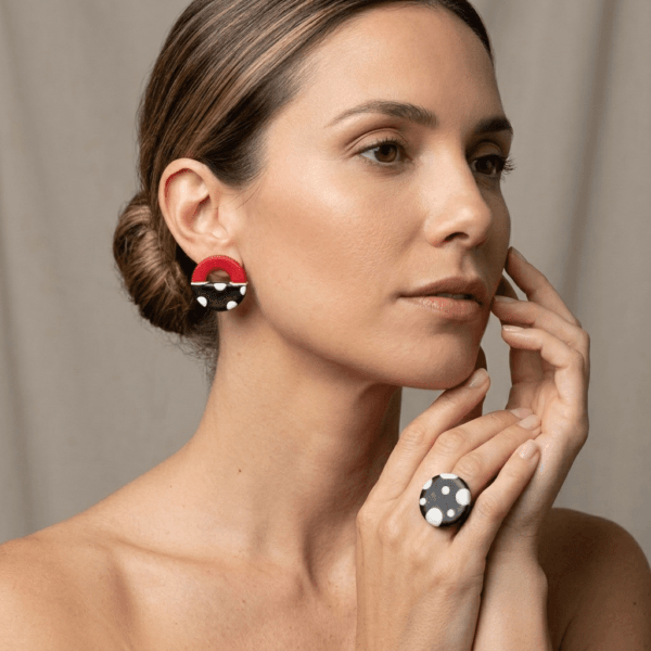 Set de aros y anillo a lunares. Bijouterie artesanal en porcelana fría. Accesorio de acero quirúrgico hipoalergénico para mujeres.