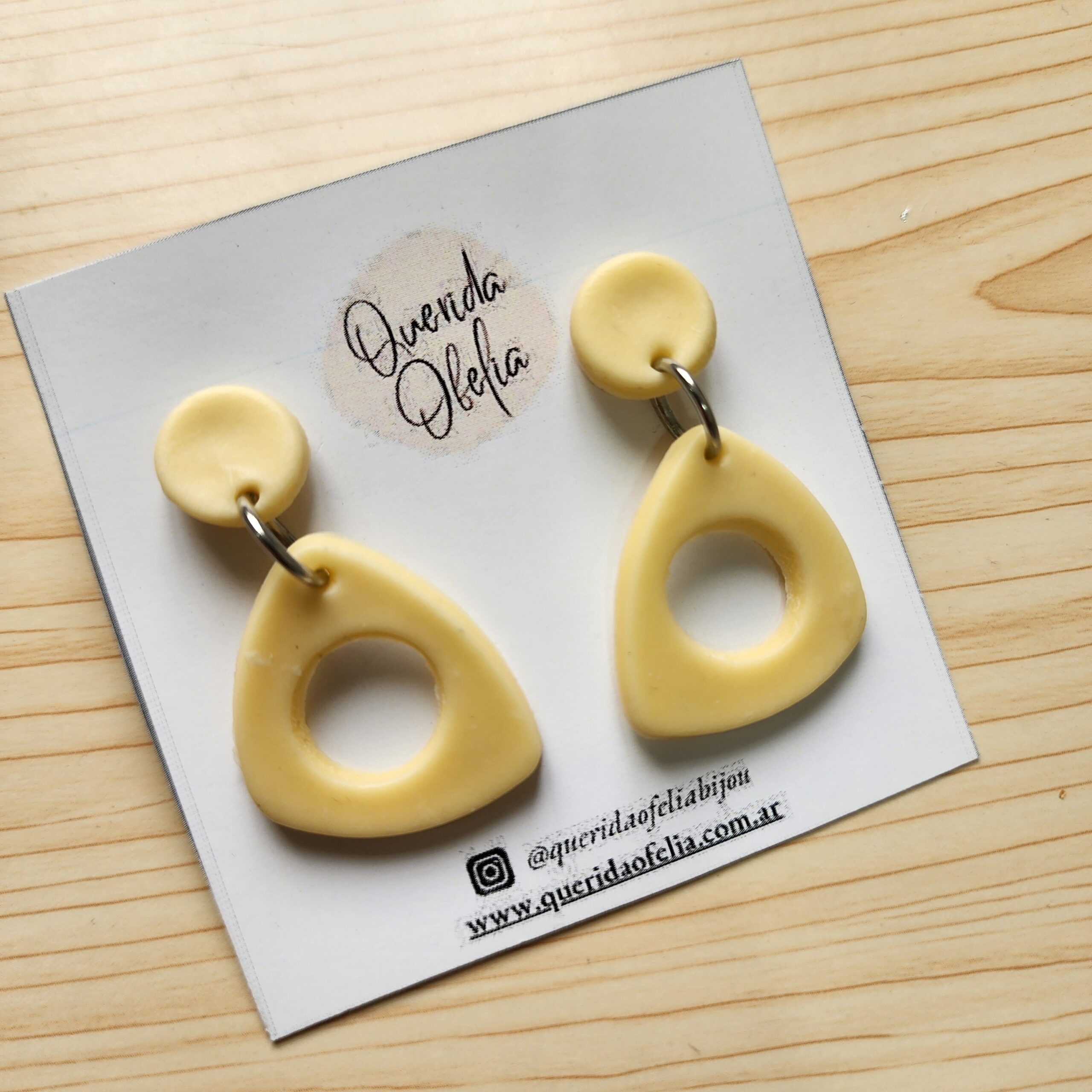 Aros Hipoalergénicos Mujer Hechos a Mano Aros amarillos de bijouterie hechos a mano en porcelana fría, con diseño orgánico y perno de acero quirúrgico hipoalergénico. Accesorio exclusivo para mujeres.