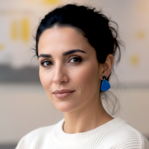 Aros bijouterie hechos a mano, porcelana fría azul y negra, con poste de acero quirúrgico hipoalergénico.