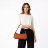Mujer con bolso de cuero cognac