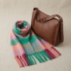 Cartera y bufanda a cuadros mujer — look completo con estilo propio